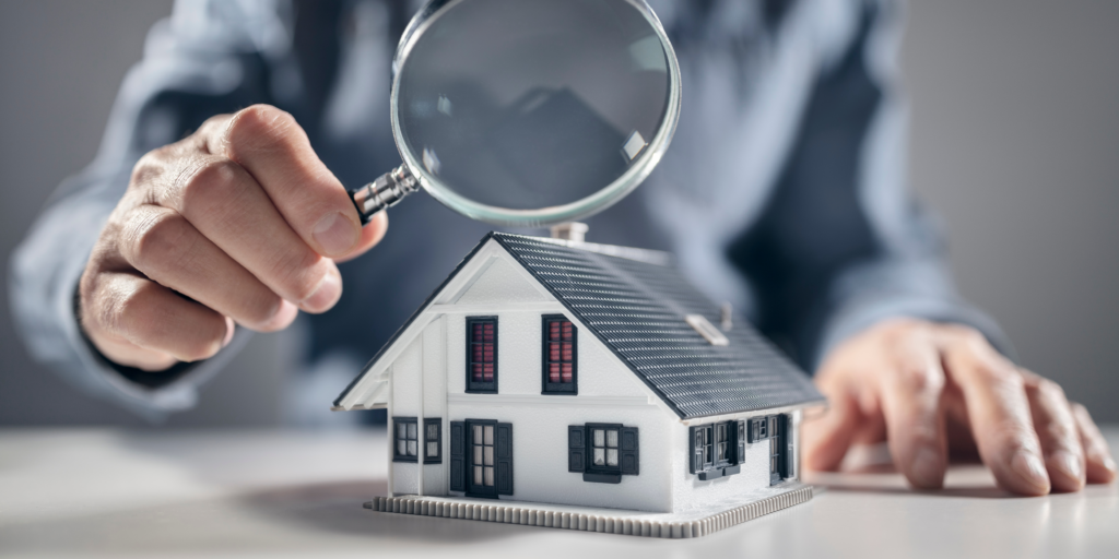 photo d'une maquette de maison observée à la loupe