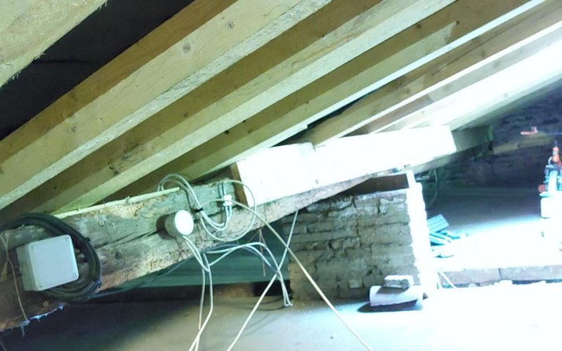 photo d'un morceau de poutre qui a été rajouté sur une poutre ancienne dans les combles d'une maison
