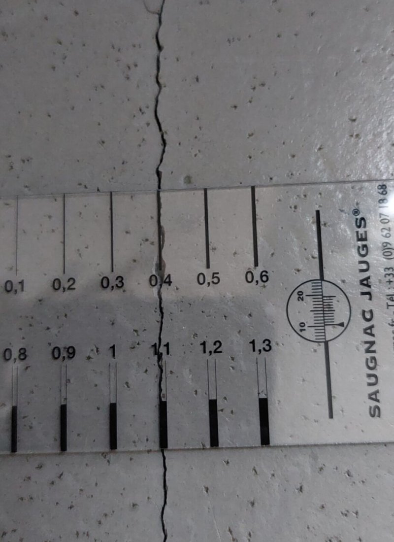 Photo de la mesure de l'épaisseur de la fissure à l'aide d'un fissuromètre