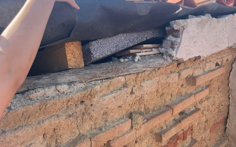 Photo d'un faitage de toiture qui n'est pas réalisé de façon adaptée.